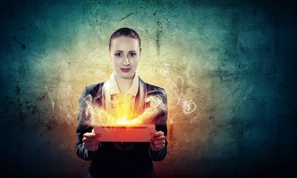 Young business woman with ipad — Stock Photo, Image