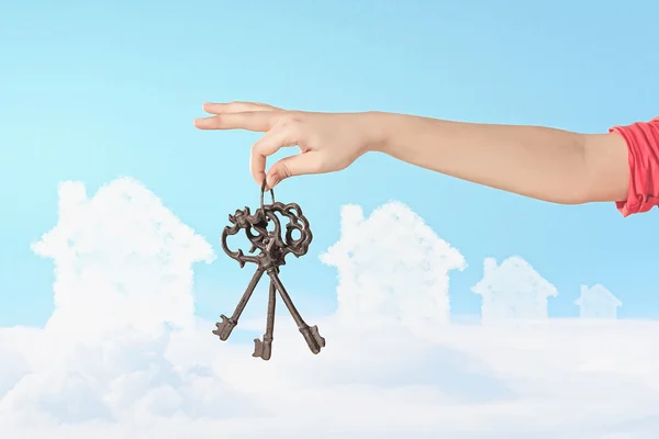 Hand houden sleutels — Stockfoto