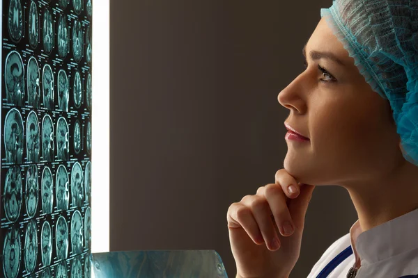 Woman doctor examining x-ray — Stock Photo, Image