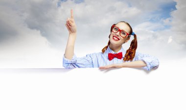 boş bir pano ile kadın