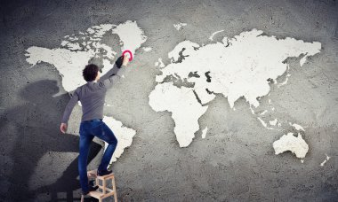 genç adam bir harita üzerinde duvar çizim