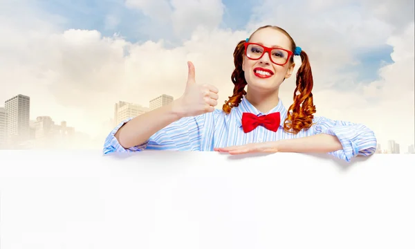 Donna con un cartellone bianco — Foto Stock