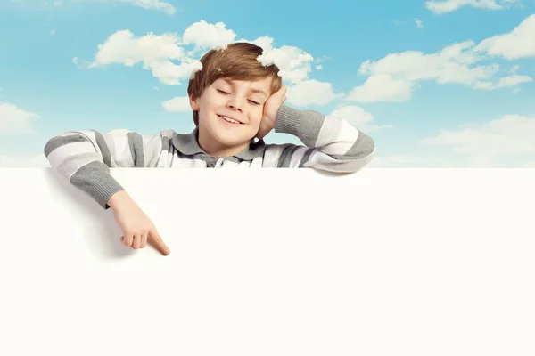 Niño con una cartelera en blanco — Foto de Stock