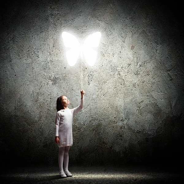 Niña linda con globo de mariposa — Foto de Stock