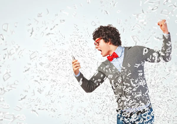 Jonge man schreeuwen op zijn mobiele telefoon — Stockfoto