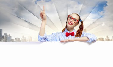 boş bir pano ile kadın