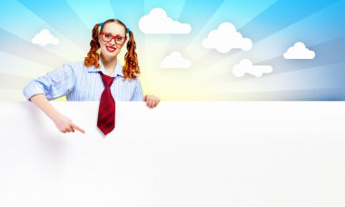 boş bir pano ile kadın