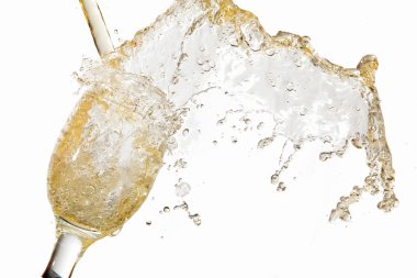 beyaz şarap bardağa dökülüyor.