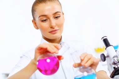 Laboratuvarda çalışan genç kadın bilim adamı.