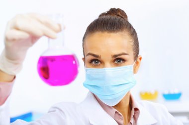 Laboratuvarda çalışan genç kadın bilim adamı.