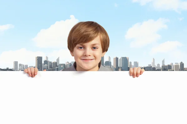 Niño con una cartelera en blanco — Foto de Stock