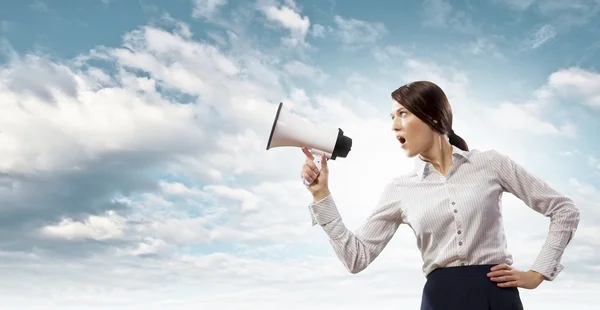 Empresária gritando em megafone — Fotografia de Stock