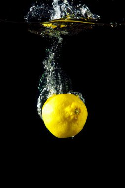 taze limon suyu altında