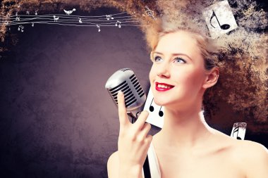 kadın şarkıcı görüntüsü