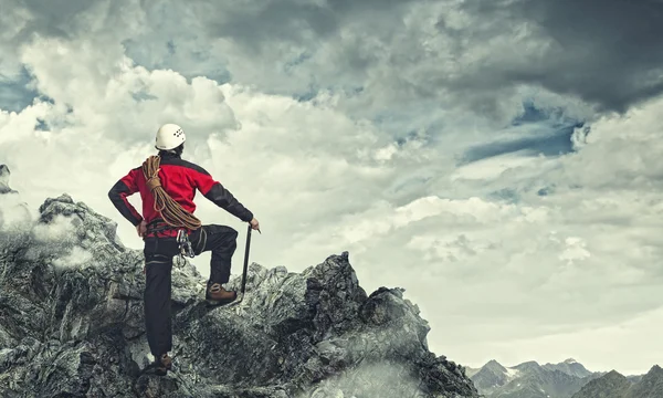 Joven turista en la cima de la montaña — Foto de Stock