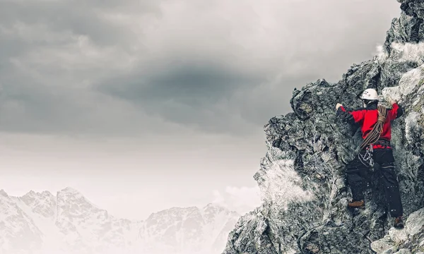 Young tourist atop of mountain — Stock Photo, Image