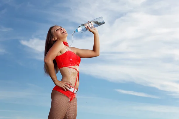 Νεαρή γυναίκα αθλητισμού κορίτσι με ένα μπουκάλι νερό — Φωτογραφία Αρχείου