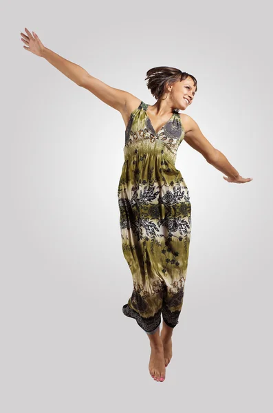 Молодая женщина танцует и прыгает — стоковое фото