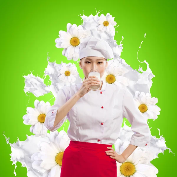 Asiatiska kvinnliga kock mot mjölk stänk — Stockfoto