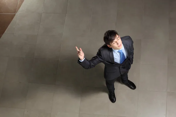 Joven empresario con los ojos cerrados — Foto de Stock