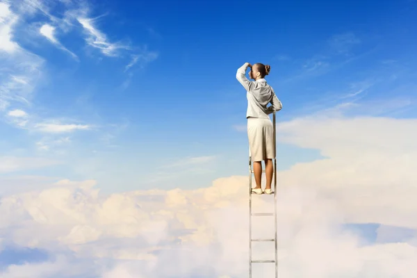 Imprenditrice in piedi sulla scala — Foto Stock