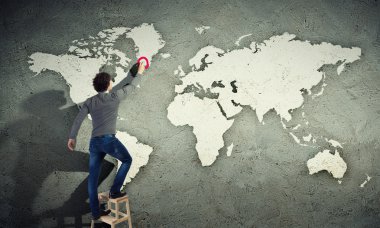genç adam bir harita üzerinde duvar çizim