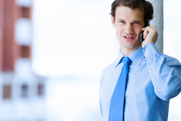 Uomo d'affari che parla il cellulare — Foto Stock