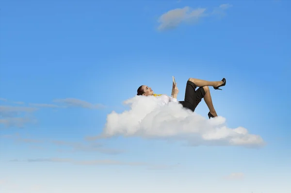 Empresária deitada sobre nuvens — Fotografia de Stock