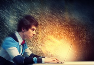 Dizüstü bilgisayar kullanan iş adamı