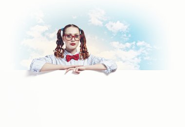 boş bir pano ile kadın