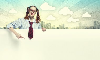 boş bir pano ile kadın