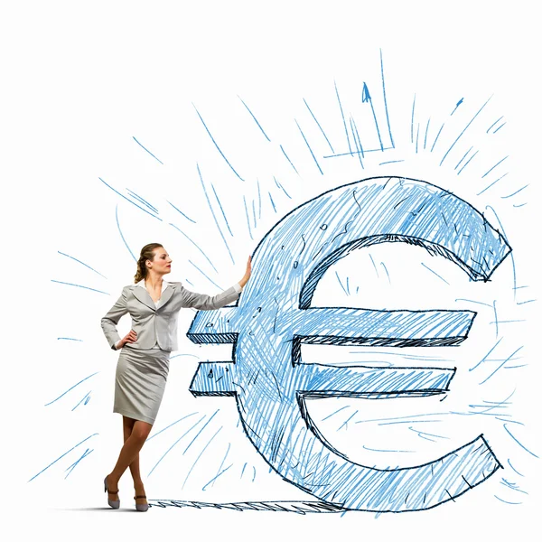 Geschäftsfrau lehnt an Euro-Zeichen — Stockfoto