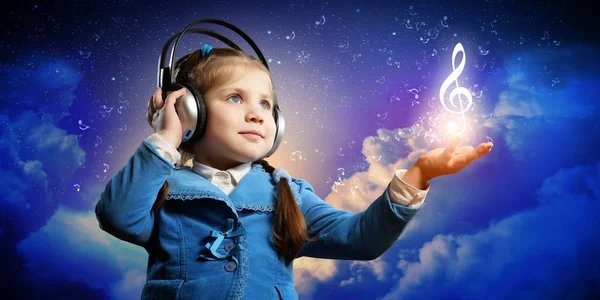 Kleines Mädchen mit Kopfhörern — Stockfoto