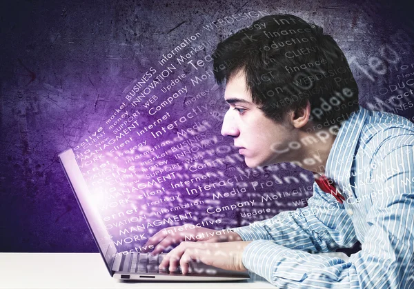 Uomo d'affari che utilizza laptop — Foto Stock