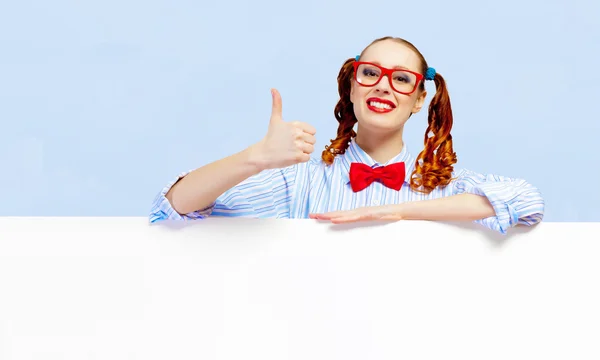 Donna con un cartellone bianco — Foto Stock