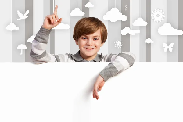 Băiat cu un panou publicitar gol — Fotografie, imagine de stoc