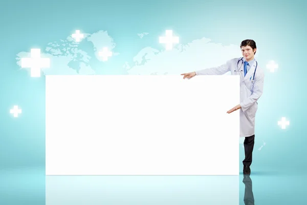 Medico con banner in bianco — Foto Stock