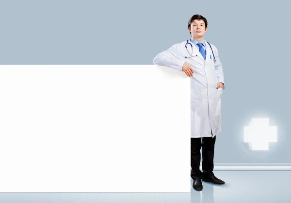 Médico masculino com banner — Fotografia de Stock