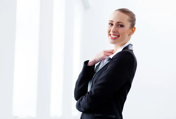 Atractiva mujer de negocios en traje negro — Foto de Stock