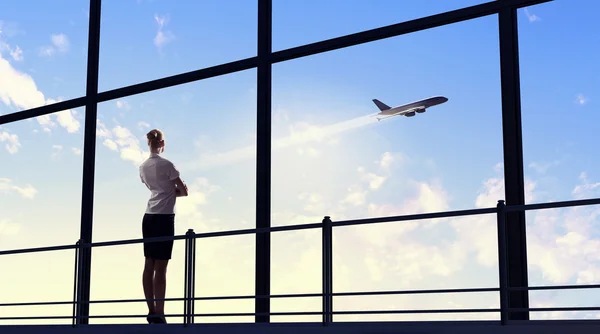 Zakenvrouw op luchthaven — Stockfoto