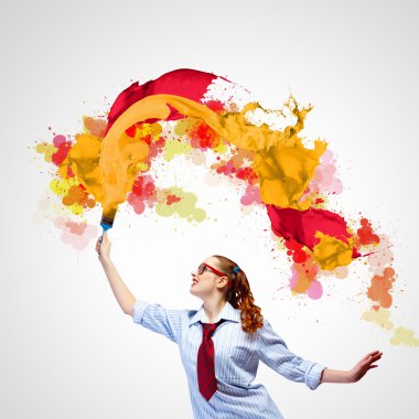 Fırçalı genç bir kadın.