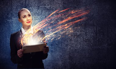 genç iş kadını ile ipad