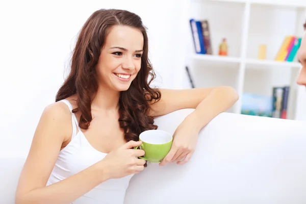 Jovem mulher bonita em branco em casa — Fotografia de Stock