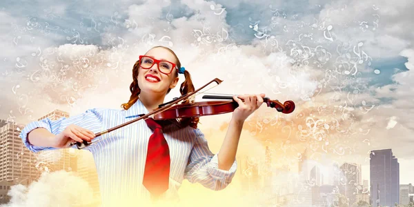 年轻女子小提琴家 — 图库照片