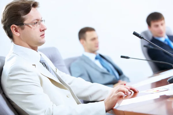 Drie zakenmensen tijdens vergadering — Stockfoto