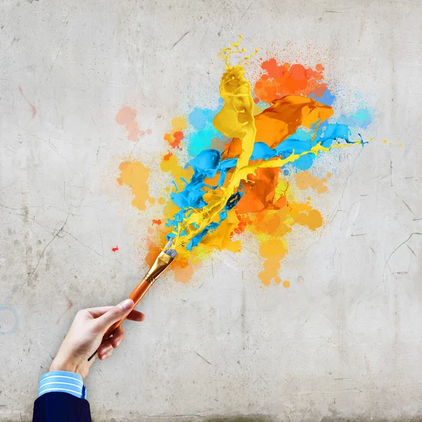 Human hand holding paint brush — Stock Photo, Image