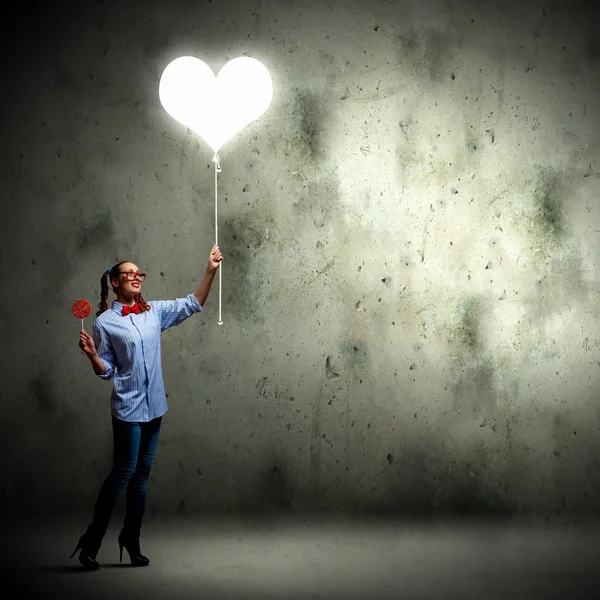 Ragazza adolescente con caramelle — Foto Stock