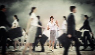 Gözleri bağlı bir grup insan arasında yapılan iş kadını