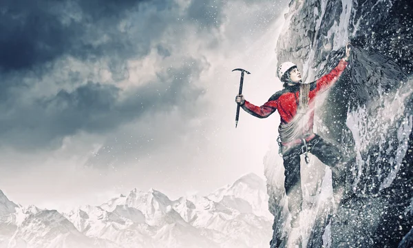 Young tourist atop of mountain — Stock Photo, Image