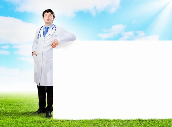 Manliga läkare med banner — Stockfoto
